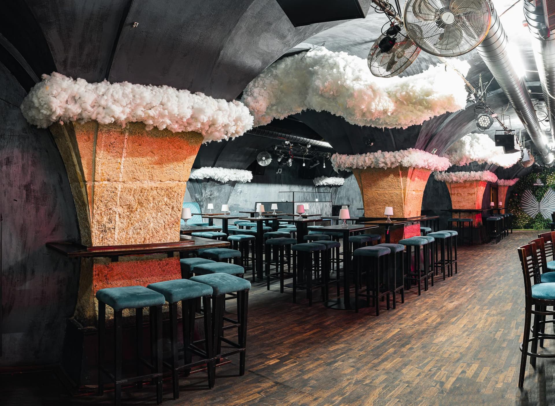 Interior with a copper column and an industrial ceiling